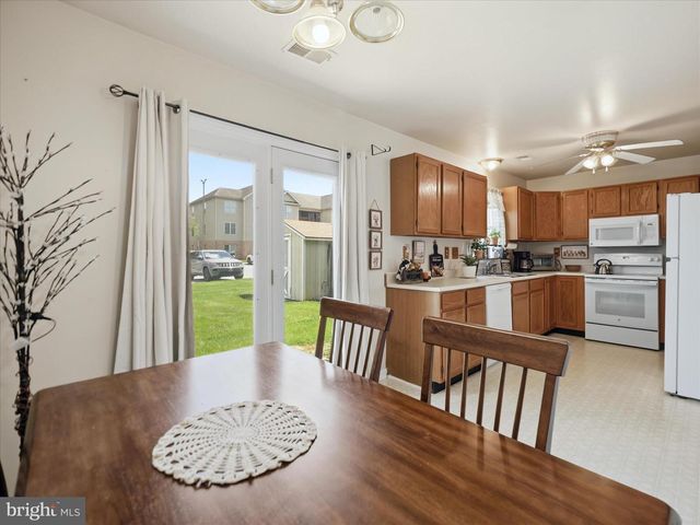 521 BRACKEN DR, Chambersburg, PA 17201