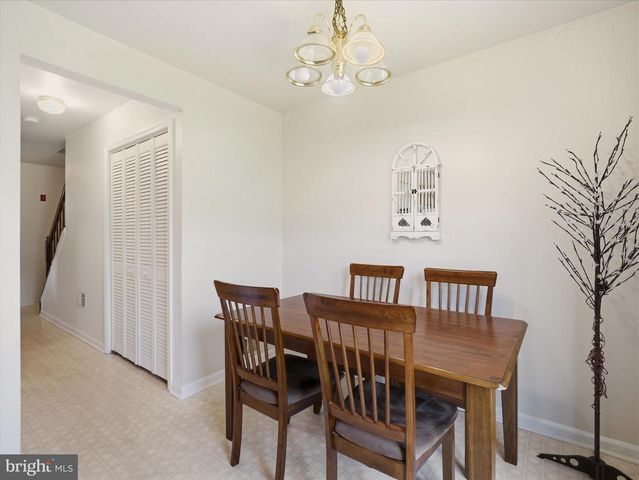 521 BRACKEN DR, Chambersburg, PA 17201