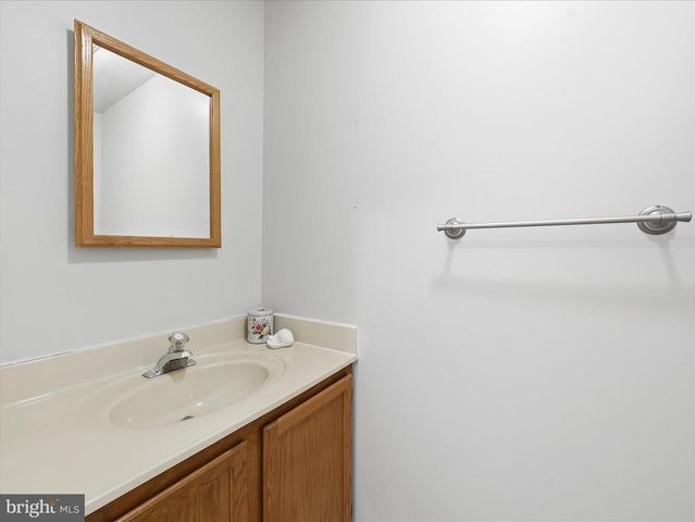 521 BRACKEN DR, Chambersburg, PA 17201