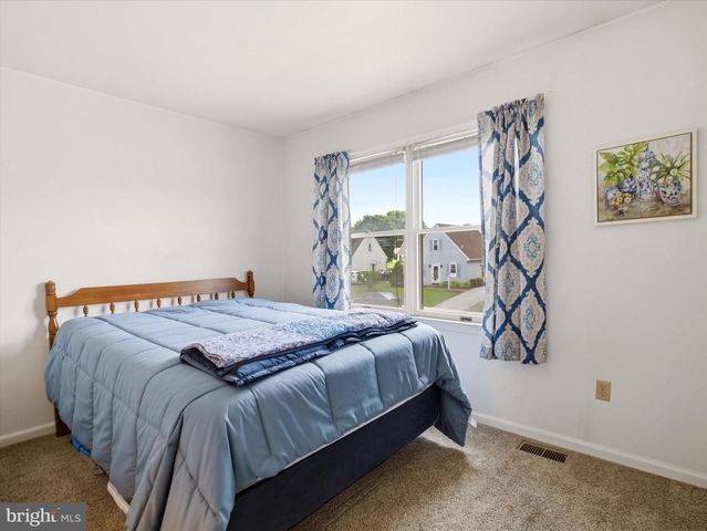 521 BRACKEN DR, Chambersburg, PA 17201