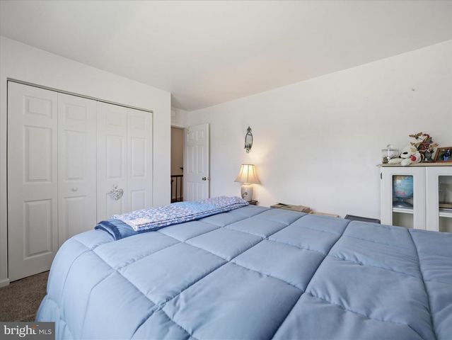 521 BRACKEN DR, Chambersburg, PA 17201
