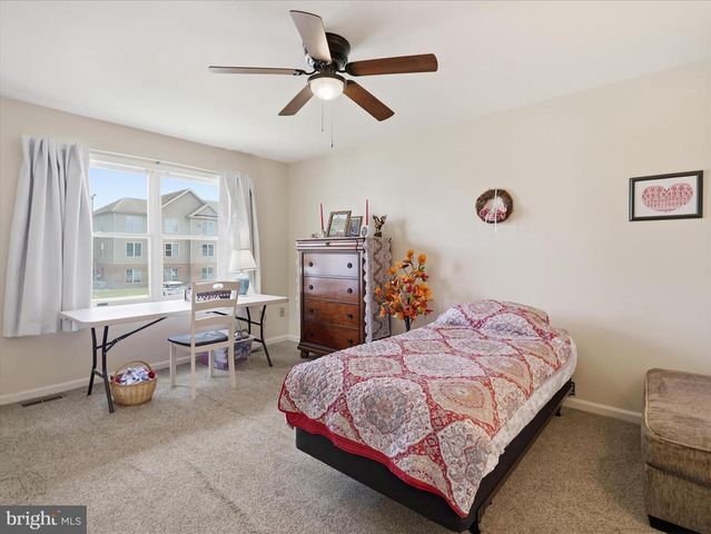 521 BRACKEN DR, Chambersburg, PA 17201