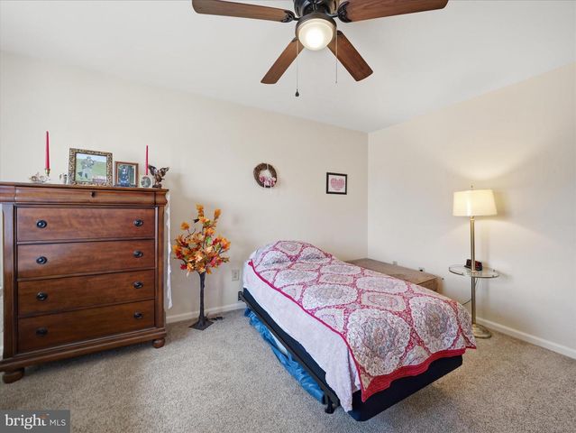 521 BRACKEN DR, Chambersburg, PA 17201