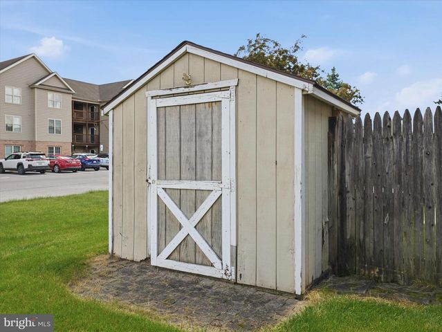521 BRACKEN DR, Chambersburg, PA 17201