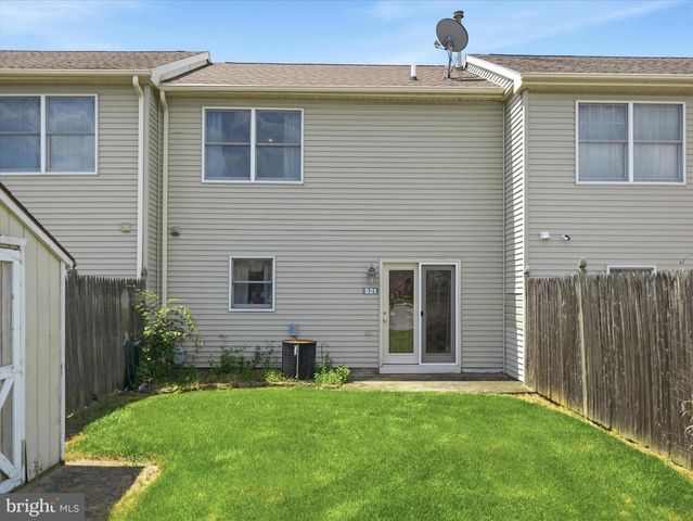 521 BRACKEN DR, Chambersburg, PA 17201