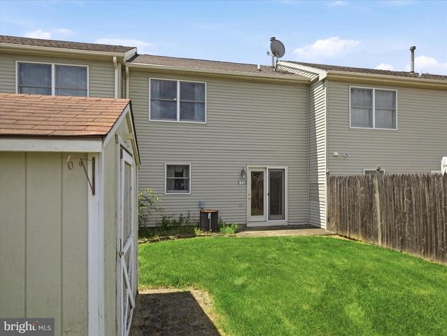 521 BRACKEN DR, Chambersburg, PA 17201