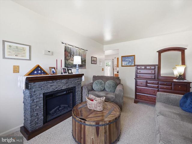 521 BRACKEN DR, Chambersburg, PA 17201