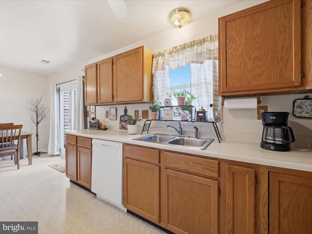 521 BRACKEN DR, Chambersburg, PA 17201