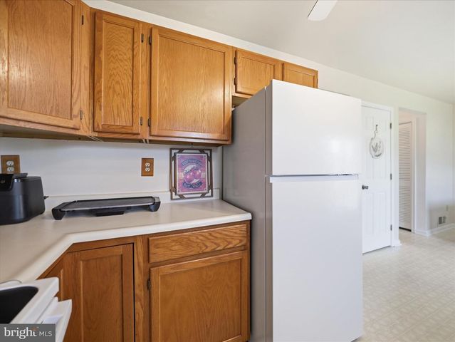521 BRACKEN DR, Chambersburg, PA 17201
