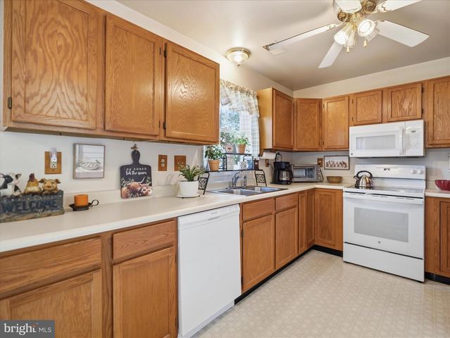 521 BRACKEN DR, Chambersburg, PA 17201
