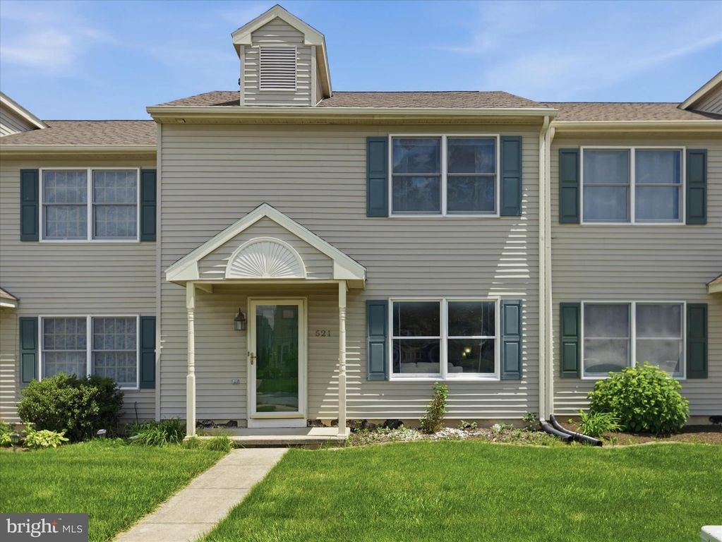 521 BRACKEN DR, Chambersburg, PA 17201