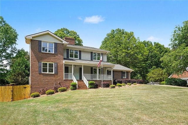 2080 Castle Lake Drive, Tyrone, GA 30290