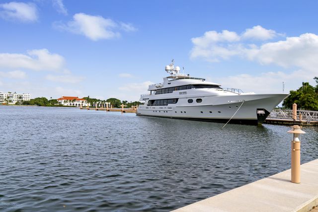 8404 Chapman Oak Court, Palm Beach Gardens, FL 33410