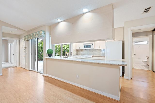 8404 Chapman Oak Court, Palm Beach Gardens, FL 33410