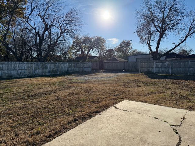 1826 N Woods Street, Sherman, TX 75092