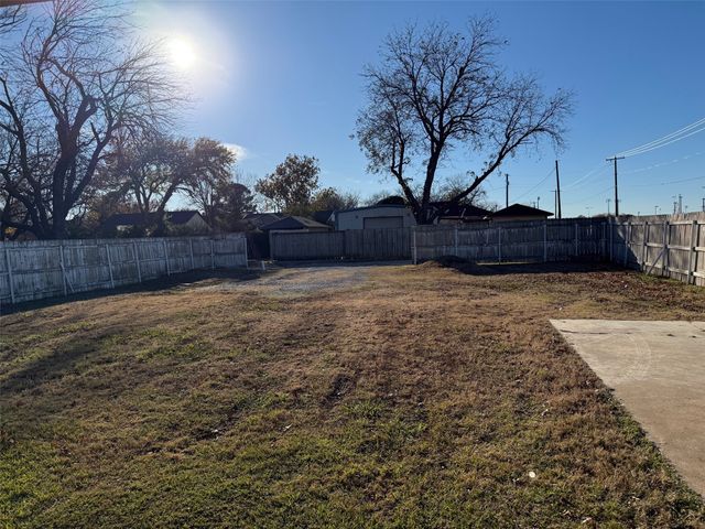 1826 N Woods Street, Sherman, TX 75092