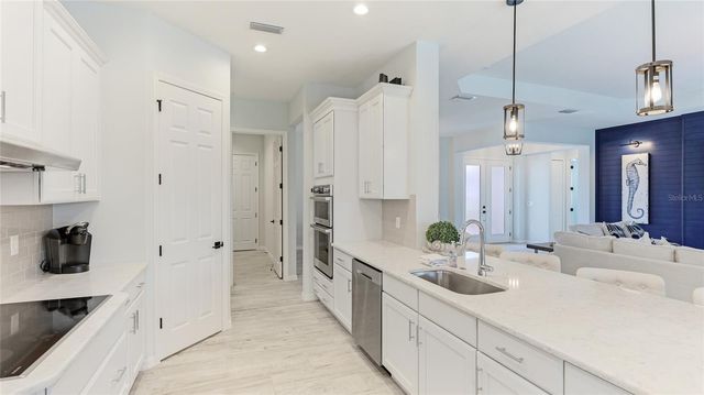 8144 37TH AVENUE CIRCLE W, Bradenton, FL 34209