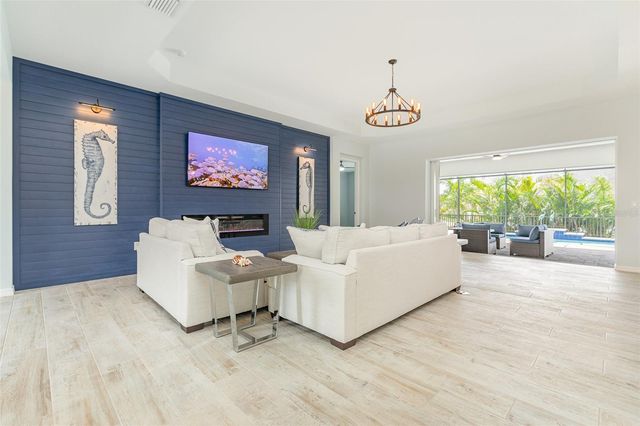 8144 37TH AVENUE CIRCLE W, Bradenton, FL 34209