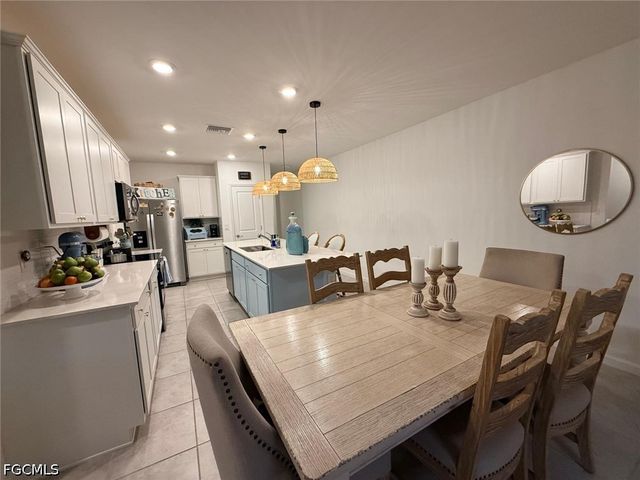 1425 Weeping Willow CT, Cape Coral, FL 33909