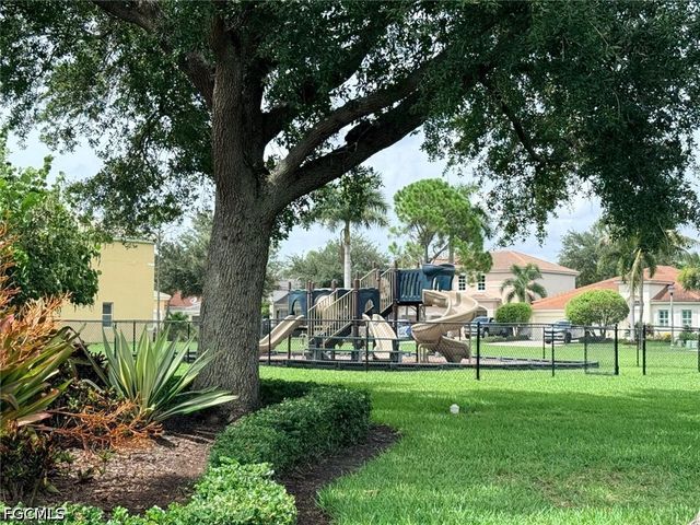 1425 Weeping Willow CT, Cape Coral, FL 33909