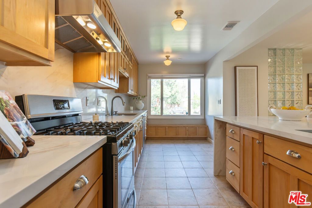 Image 21 of property listing at 7537 Quimby Avenue, West Hills, CA 91307