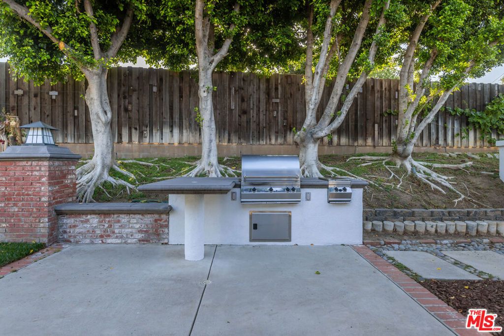 Image 44 of property listing at 7537 Quimby Avenue, West Hills, CA 91307