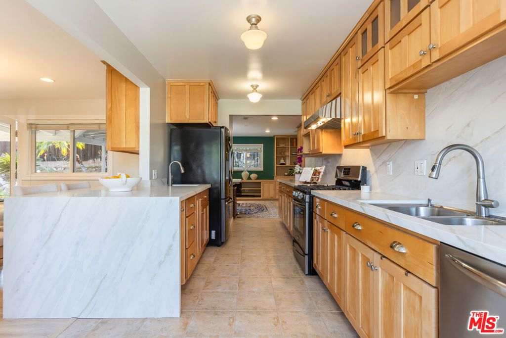 Image 8 of property listing at 7537 Quimby Avenue, West Hills, CA 91307
