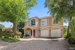 390 Oncrest Terrace, Cliffside Park, NJ 07010