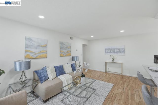 2204 2204 Segundo Ct 4, Pleasanton, CA 94588