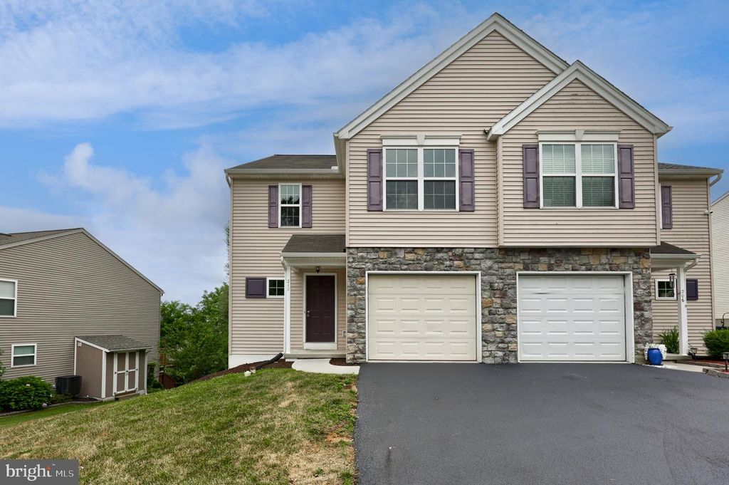 212 EAGLE DR, Ephrata, PA 17522