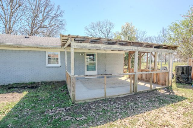 705 N Military St, Loretto, TN 38469