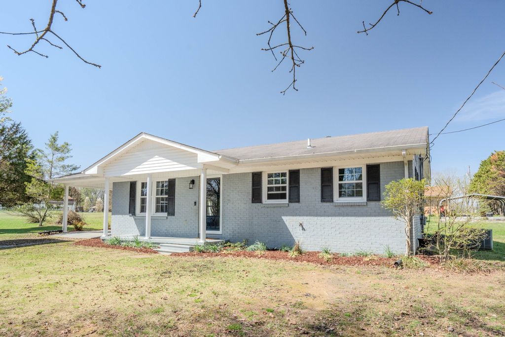 705 N Military St, Loretto, TN 38469