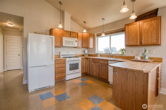 1143 Greenview Avenue SW, Ocean Shores, WA 98569