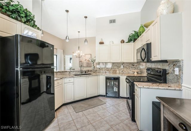 559 Beachwalk CIR U202, Naples, FL 34108