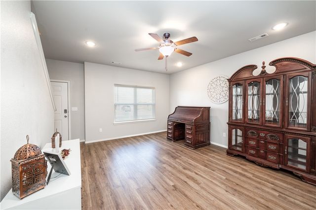 541 Woodcreek Loop, Lowell, AR 72745