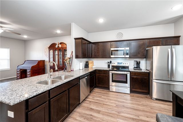 541 Woodcreek Loop, Lowell, AR 72745