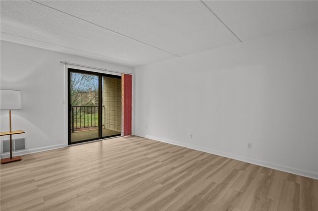 650 East Greenwich Avenue 6-101, West Warwick, RI 02893