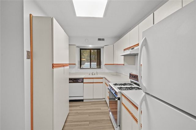 650 East Greenwich Avenue 6-101, West Warwick, RI 02893