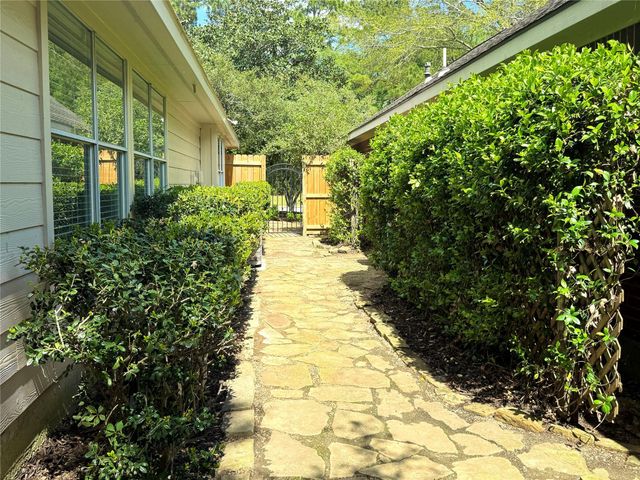 11 Auburn Path Drive, The Woodlands, TX 77382