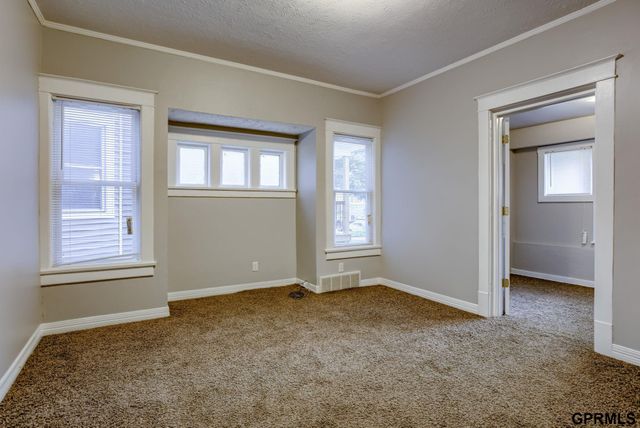 824 S 38th Street, Omaha, NE 68105