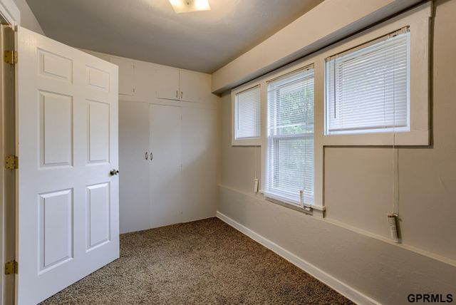 824 S 38th Street, Omaha, NE 68105