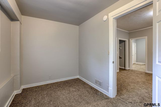 824 S 38th Street, Omaha, NE 68105