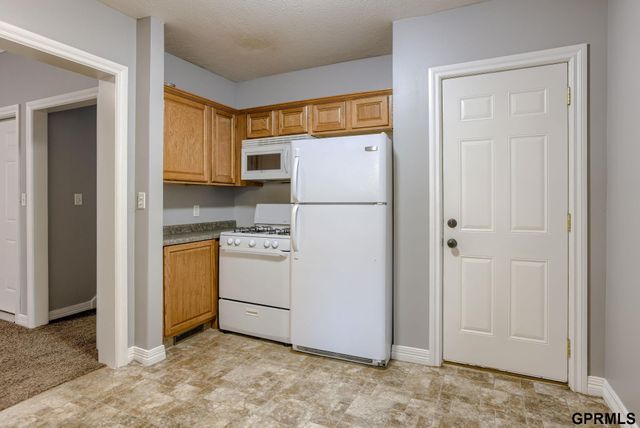 824 S 38th Street, Omaha, NE 68105