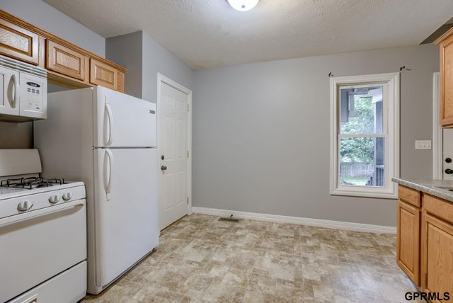 824 S 38th Street, Omaha, NE 68105
