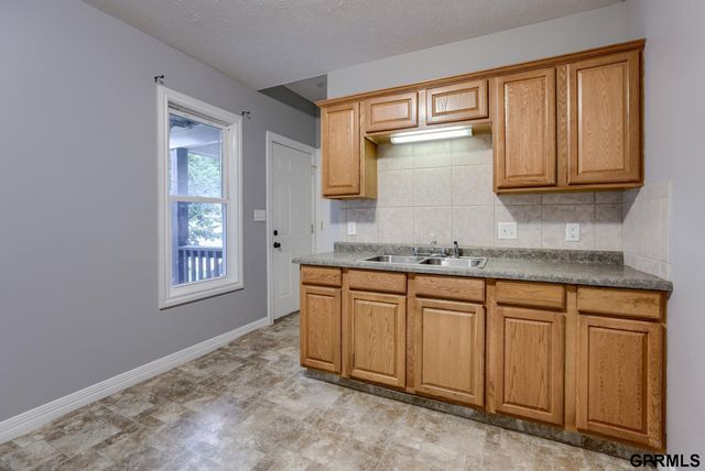 824 S 38th Street, Omaha, NE 68105