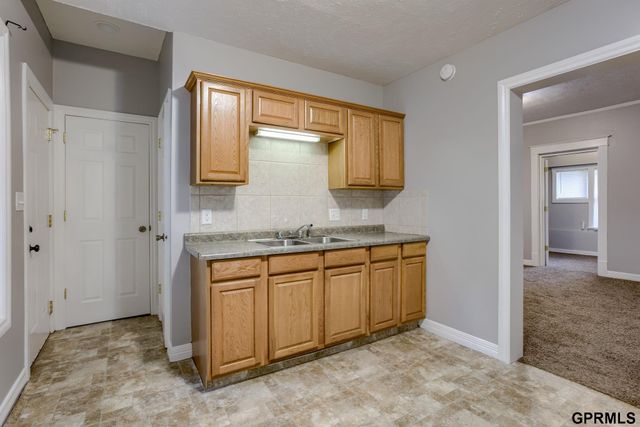824 S 38th Street, Omaha, NE 68105