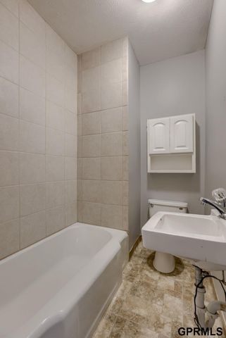 824 S 38th Street, Omaha, NE 68105