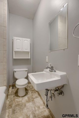 824 S 38th Street, Omaha, NE 68105