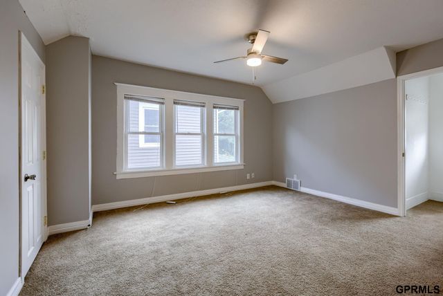 824 S 38th Street, Omaha, NE 68105