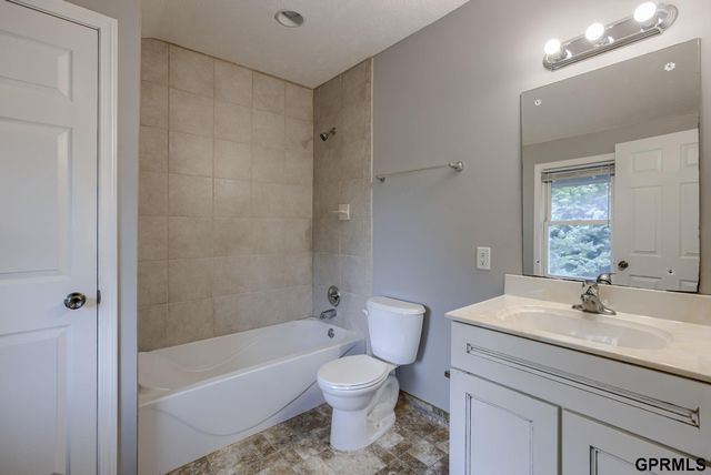 824 S 38th Street, Omaha, NE 68105